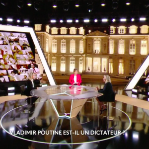 Léa Salamé et Anne-Sophie Lapix face à Marine Le Pen - Capture d'écran de l'émission Elysée 2022 sur France 2 du 3 mars 2022