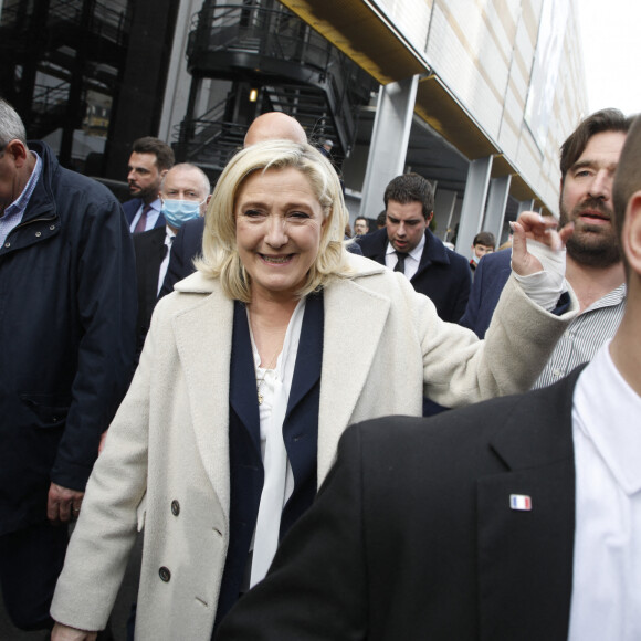 Marine Le Pen candidate du Rassemblement national (RN) à l'élection présidentielle 2022, visite le Salon international de l'agriculture au parc des expositions Paris Expo Porte de Versailles à Paris, France, le 2 mars 2022.