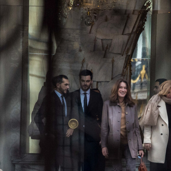 Semi Exclusif - Brigitte Macron raccompagne les anciennes premières dames Carla Bruni-Sarkozy et Valérie Trierweiler après un déjeuner au palais de l'Elysée à Paris le 24 janvier 2019.