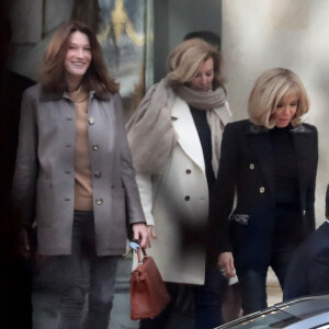 Semi Exclusif - Brigitte Macron raccompagne les anciennes premières dames Carla Bruni-Sarkozy et Valérie Trierweiler après un déjeuner au palais de l'Elysée à Paris le 24 janvier 2019