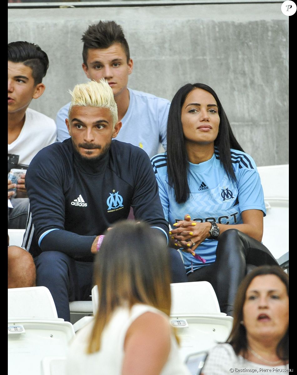 Exclusif - Julien Tanti (Les Marseillais), sa compagne Manon Marsault et un ami dans les tribunes du stade Vélodrome lors du match Olympique de Marseille (OM) à Toulouse Football Club (TFC) à Marseille, le 14 août 2016. © Pierre Pérusseau/Bestimage
