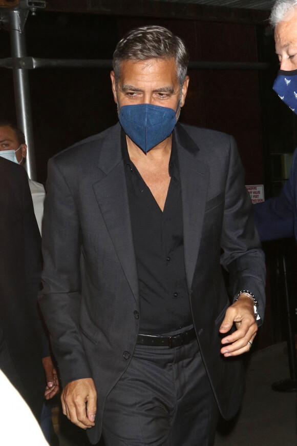 George Clooney signe des autographes devant le cinéma DGA à New York. Le 13 octobre 2021.