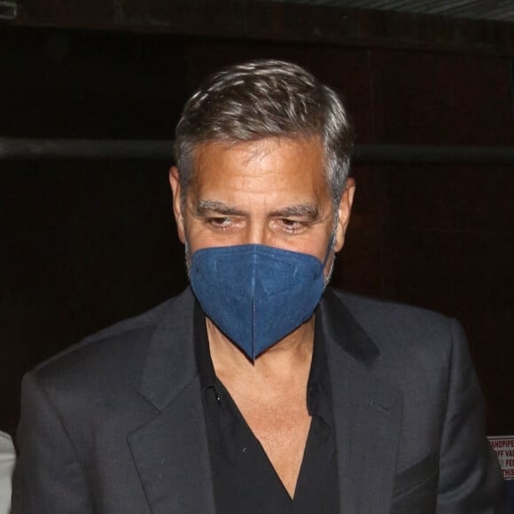 George Clooney signe des autographes devant le cinéma DGA à New York. Le 13 octobre 2021.