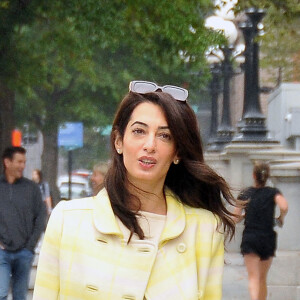 Amal Clooney se promène dans les rues de Washington DC le 12 octobre 2021.