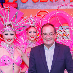 Exclusif - Le journaliste et présentateur de télévision français Jean-Pierre Pernaut pose avec les danseuses du Moulin Rouge à Paris, France, le 31 janvier 2019. © Marc Ausset-Lacroix/Bestimage 