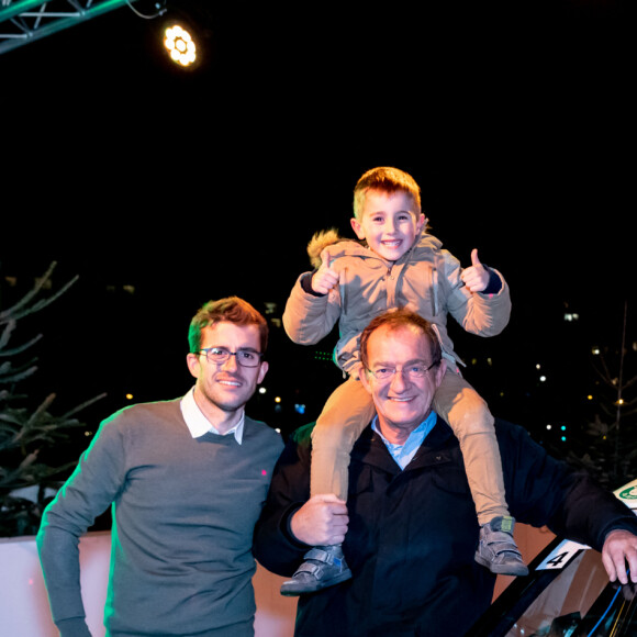 Exclusif - Jean-Pierre Pernaut pose avec son fils Olivier et son petit-fils Léo à l'occasion d'un événement du Trophée Andros à la compagnie des Bateaux Mouches à Paris le 8 février 2019. © Frédéric Piau / Bestimage