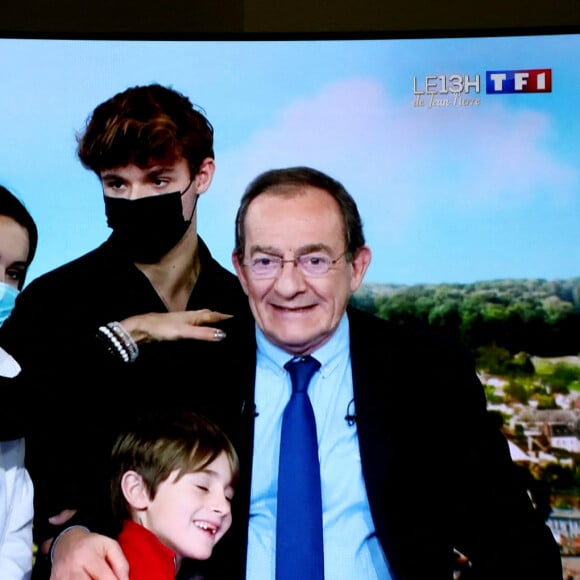 Sa famille, sa femme Nathalie Marquay, leur fils Tom Pernaut, Lou Pernaut et son petit Fils Léo - Dernier JT de Jean-Pierre Pernaut sur TF1 aprés 33 ans de présentation. Paris, le 18 Décembre 2020. © Dominique Jacovides / Bestimage