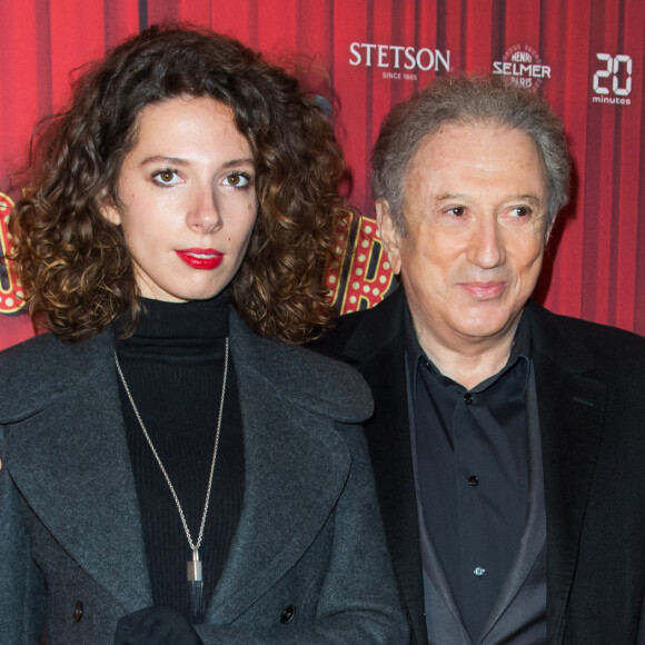 Michel Drucker et sa petite-fille Rebecca - Première de la pièce "Les producteurs" au Théâtre de Paris. © Christophe Clovis / Bestimage
