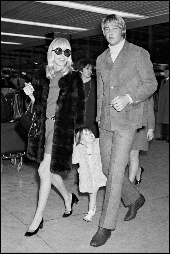 Archives - Dany Saval, son mari Maurice Jarre et leur fille Stéphanie Jarre à l'aéroport d'Orly en 1967.