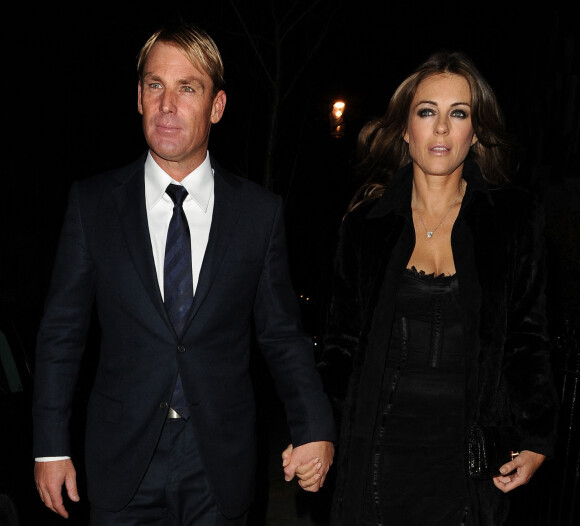 Elizabeth Hurley se promene avec son compagnon Shane Warne a Londres le 12 mars 2013.