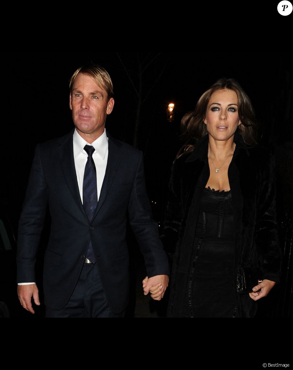 Elizabeth Hurley se promene avec son compagnon Shane Warne a Londres le 12 mars 2013.