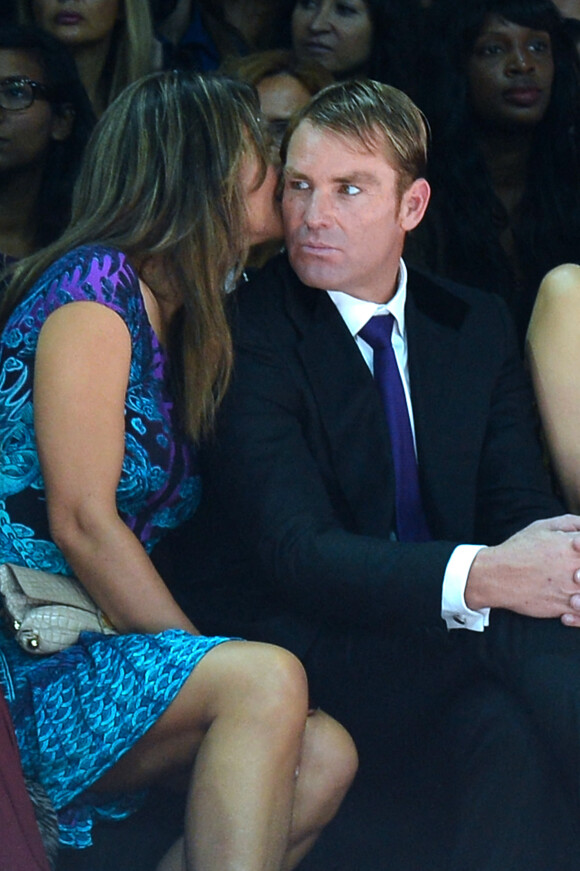 Elizabeth Hurley, Shane Warne - People au defile de mode "Roberto Cavalli" lors de la fashion week de Milan. Le 24 septembre 2012