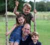 Le prince William et ses trois enfants, le prince George, la princesse Charlotte et le prince Louis, dans leur jardin d'Anmer Hall (Norfolk). Photo prise par Kate Middleton pour les 38 ans du prince et la fête des Pères.