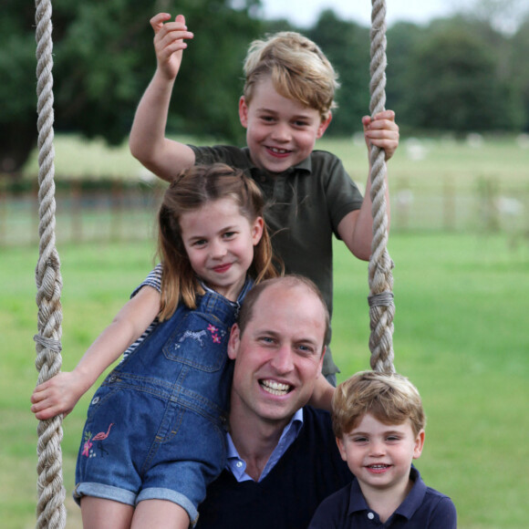 Le prince William et ses trois enfants, le prince George, la princesse Charlotte et le prince Louis, dans leur jardin d'Anmer Hall (Norfolk). Photo prise par Kate Middleton pour les 38 ans du prince et la fête des Pères.