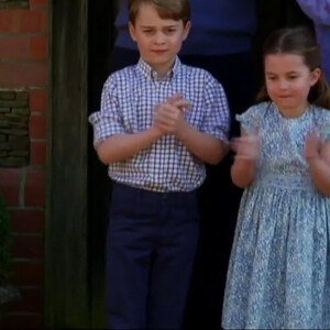 Le prince William, duc de Cambridge, Catherine Kate Middleton, duchesse de Cambridge, et leurs enfants, le prince George, la princesse Charlotte et le prince Louis applaudissent les travailleurs indispensables pendant l'épidémie de coronavirus (COVID-19) le 23 avril 2020, depuis leur demeure d'Anmer Hall (Norfolk).