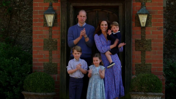 Le prince William, duc de Cambridge, Catherine Kate Middleton, duchesse de Cambridge, et leurs enfants, le prince George, la princesse Charlotte et le prince Louis applaudissent les travailleurs indispensables pendant l'épidémie de coronavirus (COVID-19) le 23 avril 2020, depuis leur demeure d'Anmer Hall (Norfolk).