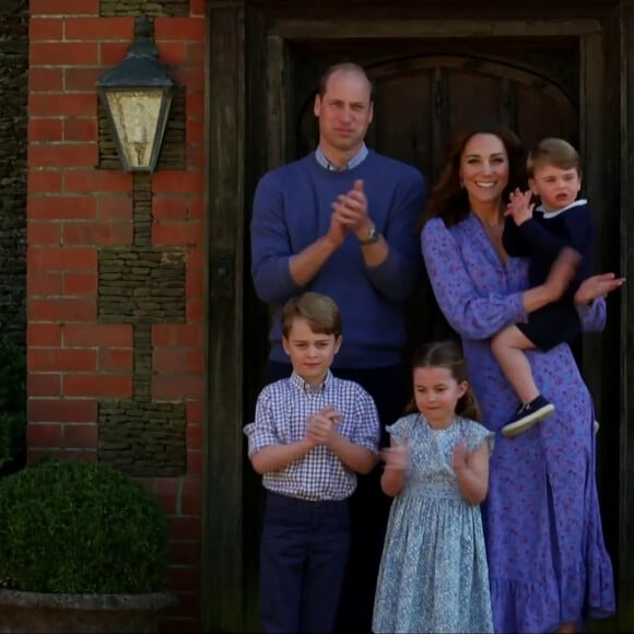 Le prince William, duc de Cambridge, Catherine Kate Middleton, duchesse de Cambridge, et leurs enfants, le prince George, la princesse Charlotte et le prince Louis applaudissent les travailleurs indispensables pendant l'épidémie de coronavirus (COVID-19) le 23 avril 2020, depuis leur demeure d'Anmer Hall (Norfolk).