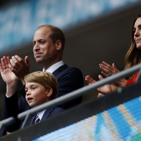 Le prince William, duc de Cambridge, Catherine (Kate) Middleton, duchesse de Cambridge, et leur fils le prince George de Cambridge dans les tribunes du huitième de finale de l'EURO 2020 opposant l'Angleterre et l'Allemagne au stade de Wembley à Londres, Royaume Uni, le 29 juin 2021.