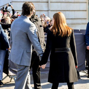 Julianne Moore et son mari Bart Freundlich arrivent au Musée d'Orsay pour assister au défilé Louis Vuitton, collection prêt-à-porter automne-hiver 2022/2023. Paris, France, le 7 mars 2022. © Veeren-Clovis/Bestimage