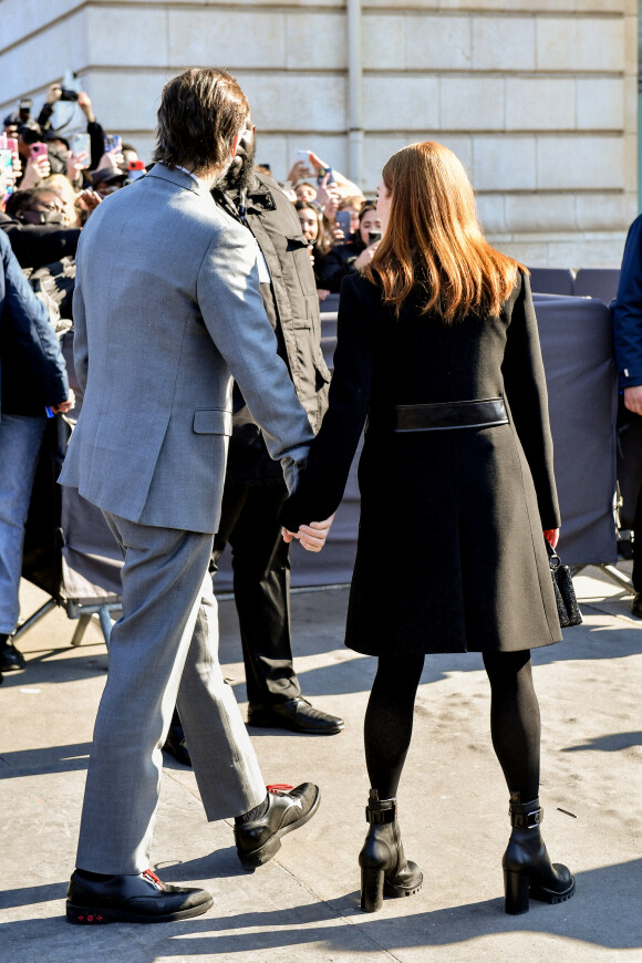 Julianne Moore et son mari Bart Freundlich arrivent au Musée d'Orsay pour assister au défilé Louis Vuitton, collection prêt-à-porter automne-hiver 2022/2023. Paris, France, le 7 mars 2022. © Veeren-Clovis/Bestimage