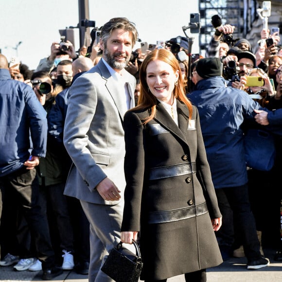 Julianne Moore et son mari Bart Freundlich arrivent au Musée d'Orsay pour assister au défilé Louis Vuitton, collection prêt-à-porter automne-hiver 2022/2023. Paris, France, le 7 mars 2022. © Veeren-Clovis/Bestimage