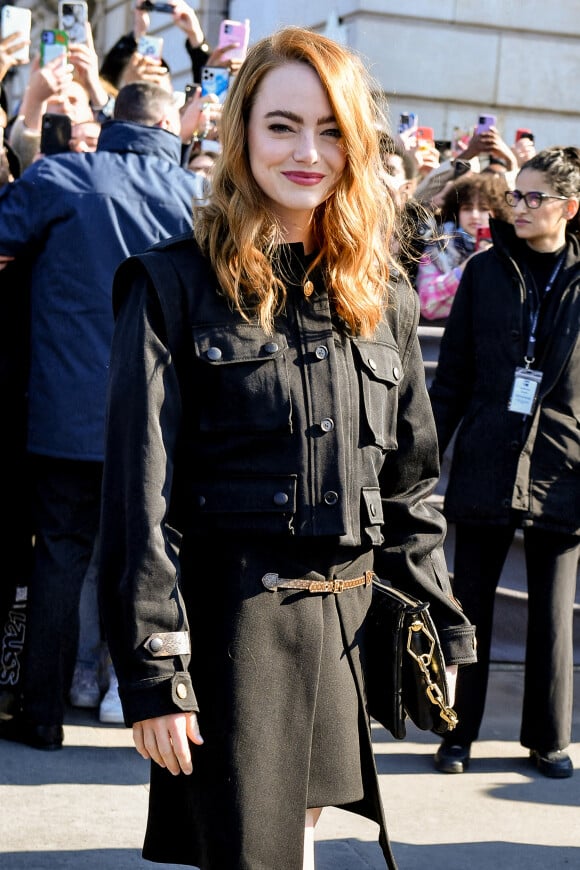 Emma Stone arrive au Musée d'Orsay pour assister au défilé Louis Vuitton, collection prêt-à-porter automne-hiver 2022/2023. Paris, France, le 7 mars 2022. © Veeren-Clovis/Bestimage