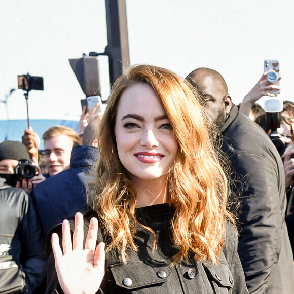 Emma Stone arrive au Musée d'Orsay pour assister au défilé Louis Vuitton, collection prêt-à-porter automne-hiver 2022/2023. Paris, France, le 7 mars 2022. © Veeren-Clovis/Bestimage