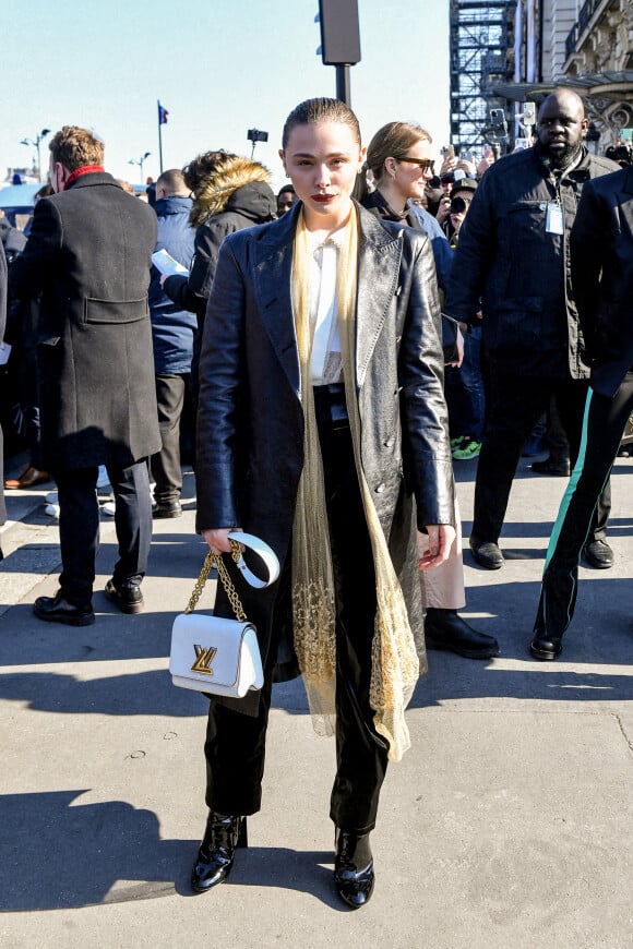 Chloe Moretz arrive au Musée d'Orsay pour assister au défilé Louis Vuitton, collection prêt-à-porter automne-hiver 2022/2023. Paris, France, le 7 mars 2022. © Veeren-Clovis/Bestimage