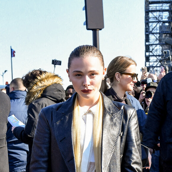 Chloe Moretz arrive au Musée d'Orsay pour assister au défilé Louis Vuitton, collection prêt-à-porter automne-hiver 2022/2023. Paris, France, le 7 mars 2022. © Veeren-Clovis/Bestimage