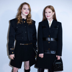 Emma Stone et Julianne Moore assistent au défilé de mode Louis Vuitton, collection prêt-à-porter automne-hiver 2022/2023, au Musée d'Orsay. Paris, le 7 mars 2022 © Borde-Rindoff / Bestimage