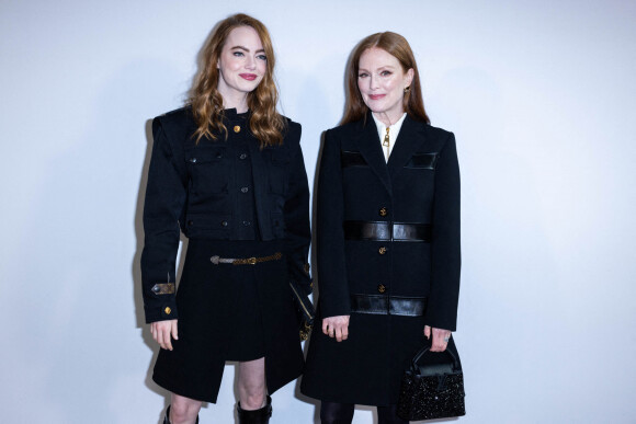 Emma Stone et Julianne Moore assistent au défilé de mode Louis Vuitton, collection prêt-à-porter automne-hiver 2022/2023, au Musée d'Orsay. Paris, le 7 mars 2022 © Borde-Rindoff / Bestimage