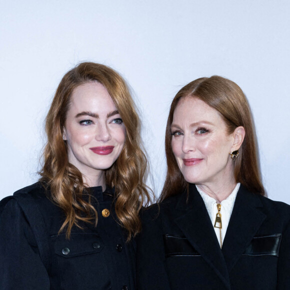 Emma Stone et Julianne Moore assistent au défilé de mode Louis Vuitton, collection prêt-à-porter automne-hiver 2022/2023, au Musée d'Orsay. Paris, le 7 mars 2022 © Borde-Rindoff / Bestimage