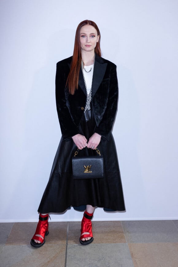 Sophie Turner, enceinte de son deuxième enfant, assiste au défilé de mode Louis Vuitton, collection prêt-à-porter automne-hiver 2022/2023, au Musée d'Orsay. Paris, le 7 mars 2022 © Borde-Rindoff / Bestimage