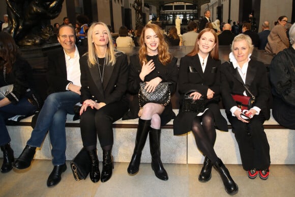 Photo : Delphine Arnault, Emma Stone, Julianne Moore et Brigitte Burke  (épouse de Michael Burke, le PDG de Louis Vuitton) assistent au défilé de  mode Louis Vuitton, collection prêt-à-porter automne-hiver 2022/2023, au