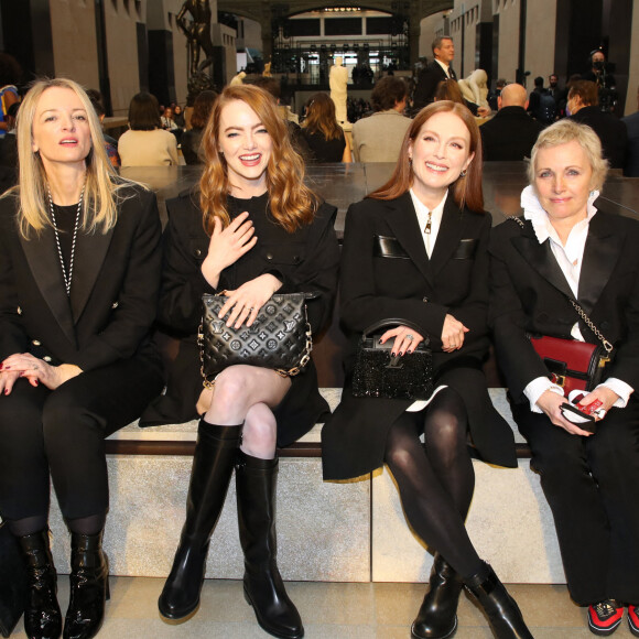 Delphine Arnault, Emma Stone, Julianne Moore et Brigitte Burke (épouse de Michael Burke, le PDG de Louis Vuitton) assistent au défilé de mode Louis Vuitton, collection prêt-à-porter automne-hiver 2022/2023, au Musée d'Orsay. Paris, le 7 mars 2022 © Borde-Rindoff / Bestimage