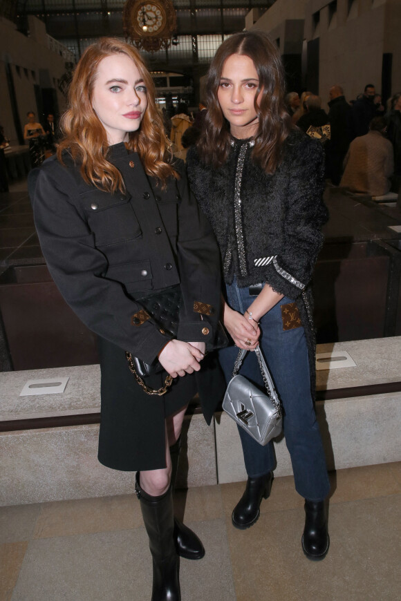 Emma Stone et Alicia Vikander assistent au défilé de mode Louis Vuitton, collection prêt-à-porter automne-hiver 2022/2023, au Musée d'Orsay. Paris, le 7 mars 2022 © Borde-Rindoff / Bestimage