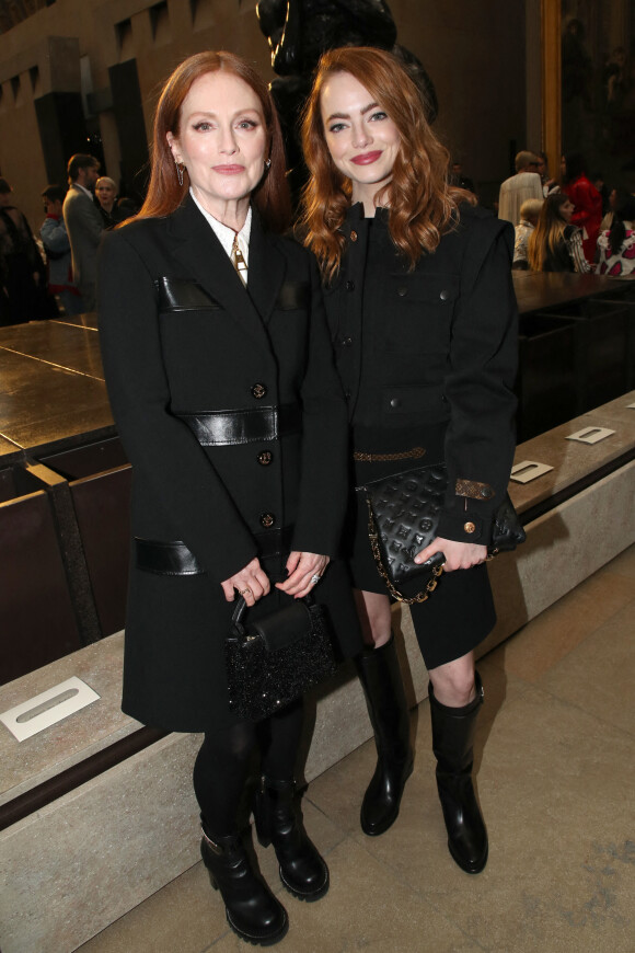 Julianne Moore et Emma Stone assistent au défilé de mode Louis Vuitton, collection prêt-à-porter automne-hiver 2022/2023, au Musée d'Orsay. Paris, le 7 mars 2022 © Borde-Rindoff / Bestimage