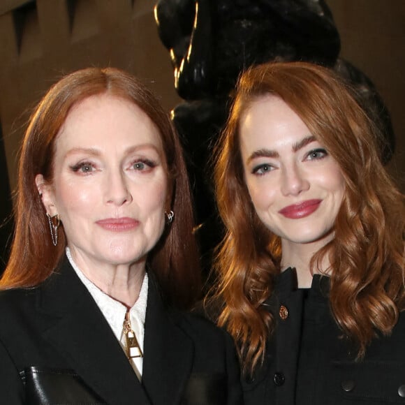 Julianne Moore et Emma Stone assistent au défilé de mode Louis Vuitton, collection prêt-à-porter automne-hiver 2022/2023, au Musée d'Orsay. Paris, le 7 mars 2022 © Borde-Rindoff / Bestimage