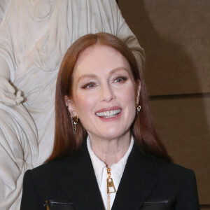 Julianne Moore assiste au défilé de mode Louis Vuitton, collection prêt-à-porter automne-hiver 2022/2023, au Musée d'Orsay. Paris, le 7 mars 2022 © Borde-Rindoff / Bestimage