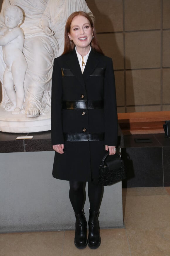 Julianne Moore assiste au défilé de mode Louis Vuitton, collection prêt-à-porter automne-hiver 2022/2023, au Musée d'Orsay. Paris, le 7 mars 2022 © Borde-Rindoff / Bestimage