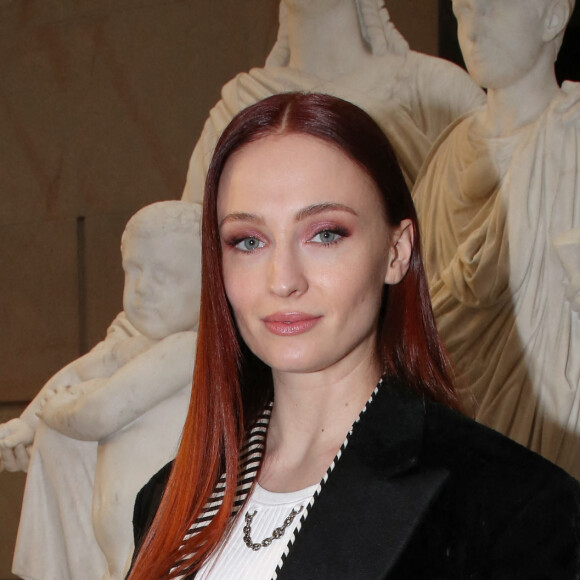 Sophie Turner, enceinte de son deuxième enfant, assiste au défilé de mode Louis Vuitton, collection prêt-à-porter automne-hiver 2022/2023, au Musée d'Orsay. Paris, le 7 mars 2022 © Borde-Rindoff / Bestimage