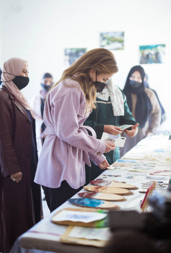 La reine Rania de Jordanie visite un centre d'entraide pour les femmes à Tal Al Rumman le 18 janvier 2022.