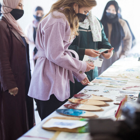 La reine Rania de Jordanie visite un centre d'entraide pour les femmes à Tal Al Rumman le 18 janvier 2022.