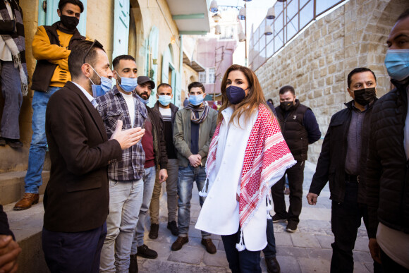 La reine Rania, lors d'une visite de la ville d'Al Salt, au nord-ouest d'Amman, où elle a rencontré les jeunes membres du centre Al-Khader, à Al Salt, en Jordanie le 10 janvier 2022