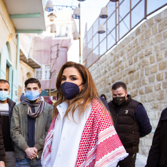 La reine Rania, lors d'une visite de la ville d'Al Salt, au nord-ouest d'Amman, où elle a rencontré les jeunes membres du centre Al-Khader, à Al Salt, en Jordanie le 10 janvier 2022