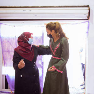 La reine Rania de Jordanie visite de petits porteurs de projets générateurs de revenus lors d'une visite à Shobak, le 28 juillet 2021.
