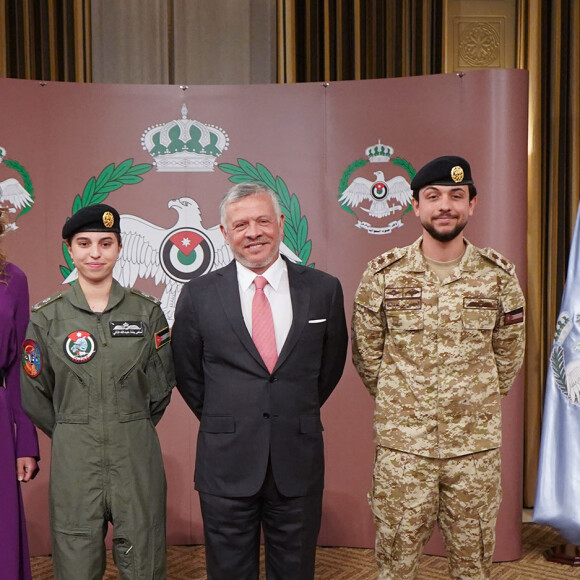 La Princesse Salma de Jordanie, le roi Abdallah II de Jordanie, la reine Rania de Jordanie et le prince Al Hussein bin Abdullah II - La Princesse Salma de Jordanie décroche son diplôme de pilote d'avion.