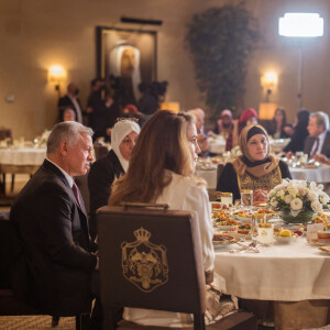 La reine Rania et le roi Abdallah de Jordanie accueillent un groupe de femmes autour d'un déjeuner pour célébrer la Journée internationale des droits des femmes à Amman en Jordanie le 7 mars 2022.