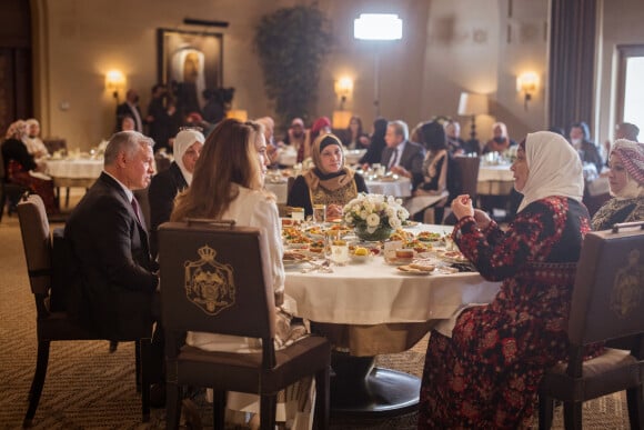 La reine Rania et le roi Abdallah de Jordanie accueillent un groupe de femmes autour d'un déjeuner pour célébrer la Journée internationale des droits des femmes à Amman en Jordanie le 7 mars 2022.