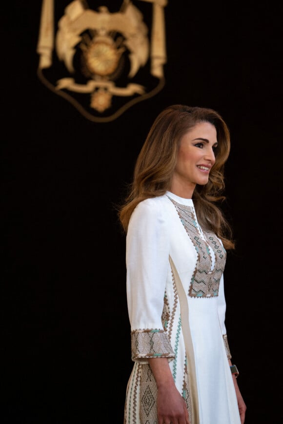 La reine Rania et le roi Abdallah de Jordanie accueillent un groupe de femmes autour d'un déjeuner pour célébrer la Journée internationale des droits des femmes à Amman.
